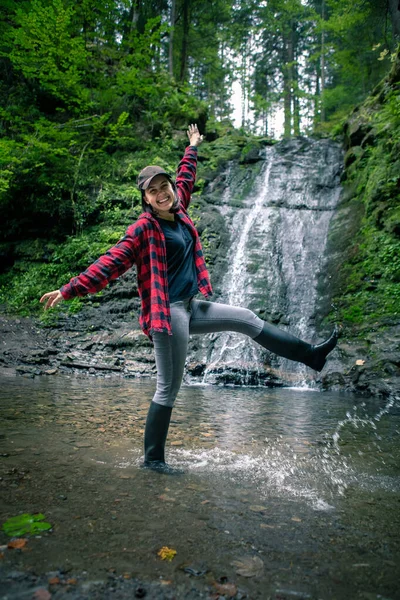 Mladá Turistická Žena Při Pohledu Vodopád Kopírovat Prostor — Stock fotografie