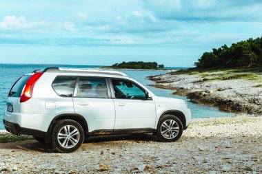 Araba yolculuğu konsepti deniz kenarında. Yolculuk konsepti