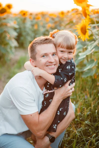 Father Daughter Sunflowers Field Sunset — Stock Photo, Image