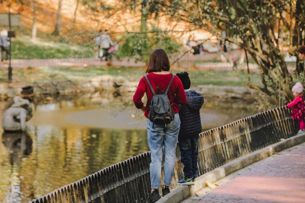 Madre Con Niño Caminando Por Parque Público Otoño Espacio Copia —  Fotos de Stock