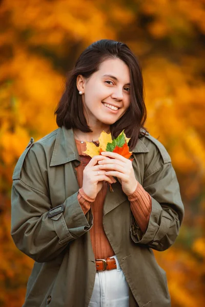 Beautiful Smiling Woman Front Golden Autumn Leaves — Stock Photo, Image