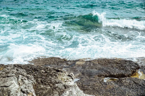 Vista Del Agua Con Olas Con Acantilado Rocoso Espacio Copia — Foto de Stock