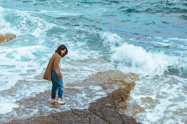 Mulher Andando Pela Praia Rochosa Jeans Molhados Descalços Férias Verão — Fotografia de Stock