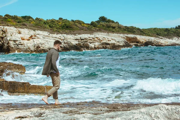 Homem Andando Pela Praia Rochosa Férias Verão Dia Ventoso Desfrutar — Fotografia de Stock