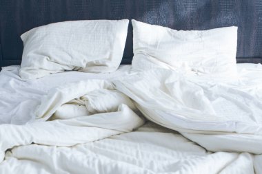 Fotokopi odasında dağınık yatak