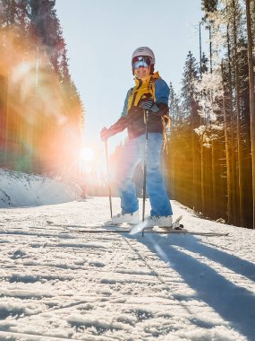 Kayak pistindeki ekipmanlı kadın bayırdan geçiyor.