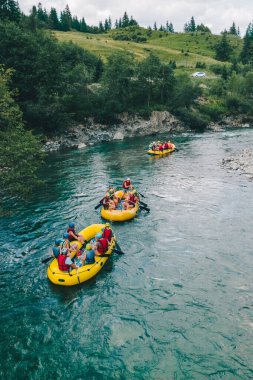 Dağlar, yaz mevsiminde rafting yapıyor. Boşluğu kopyala