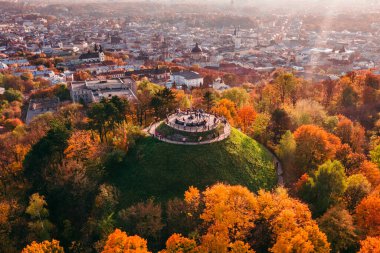 Şehrin fotokopi alanının panoraması olan gözlem masasının hava görüntüsü