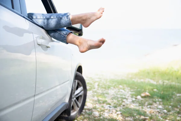 Hintergrund Ragen Frauenbeine Aus Dem Autofenster Sommerferien — Stockfoto