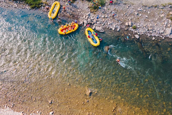 山の川の極端な魅力の夏ラフティング コピースペース オーバーヘッドビュー — ストック写真