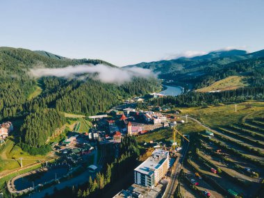 Ukrayna Karpatlar 'ındaki Bukovel' in panoramik görüntüsü. Boşluğu kopyala
