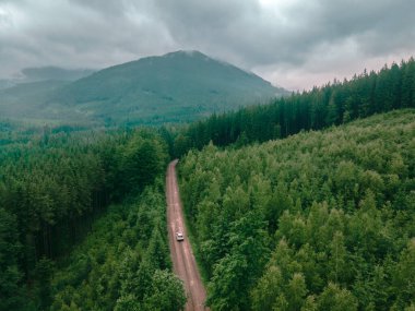 Karpatya dağlarının hava manzarası bulutlu hava aracı patika yolda fotokopi alanı