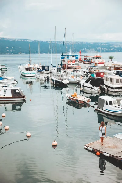 Opatija Croacia Junio 2019 Mujer Muelle Con Barcos Yates Las — Foto de Stock