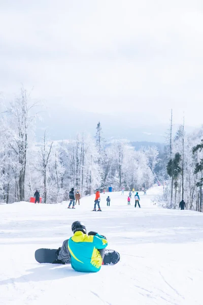 Homme Assis Sur Sommet Colline Jouissant Une Vue Snowboard Activités — Photo