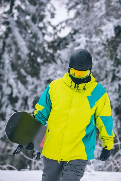 Homem Com Snowboard Caminhando Pelas Atividades Nevadas Inverno Colina — Fotografia de Stock