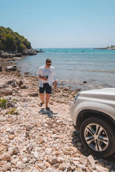 Auto Reise Konzept Mann Sommerstrand Blick Auf Die Freiheit Des — Stockfoto