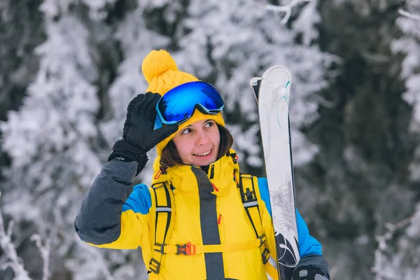 在滑雪服冬季活动中微笑惊艳的女性肖像 — 图库照片