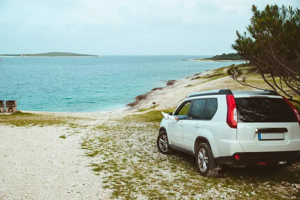 Frauenbeine Ragen Aus Dem Strand Geparkten Auto Sommerferien — Stockfoto