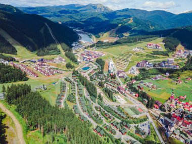 Ukrayna Karpatlar 'ındaki Bukovel' in havadan görünüşü. Yaz zamanı.