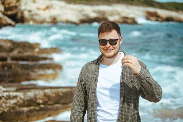 Junger Mann Mit Sonnenbrille Und Bartporträt Meer Sommerferien — Stockfoto
