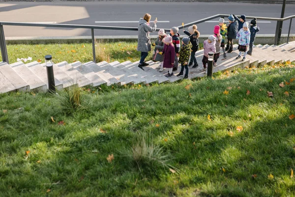 Lwów Ukraina Listopada 2020 Grupa Dzieci Świeżym Powietrzu Nauczycielem Jesienią — Zdjęcie stockowe