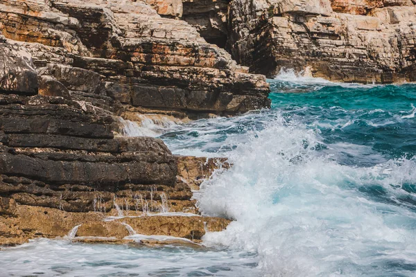 Vista Olas Rocosas Junto Mar Con Espuma Blanca Espacio Copia — Foto de Stock