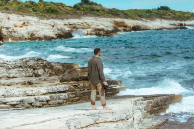 Profesyonel fotoğrafçı deniz manzarası çekiyor. Boşluğu kopyala