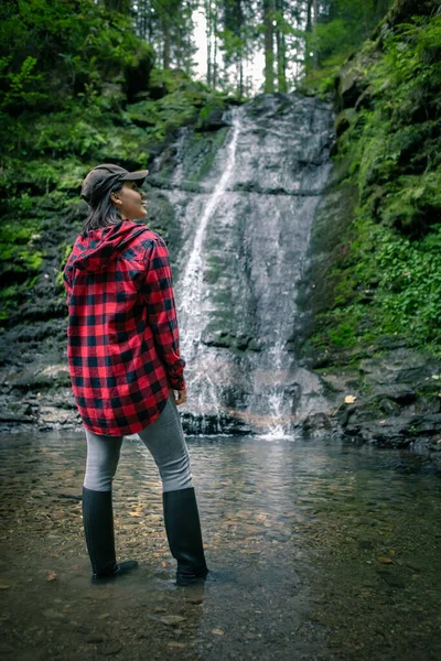 Giovane Donna Escursionistica Guardando Cascata Copia Spazio — Foto Stock