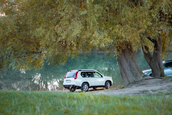 Vista Coche Suv Playa Del Río Puesta Del Sol Espacio — Foto de Stock