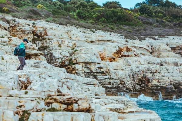 Homem Escalar Borda Rochosa Desfrutar Vista Para Paisagem Marinha Conceito — Fotografia de Stock