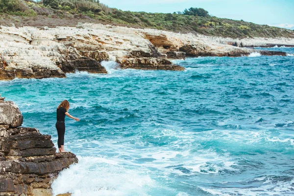 Jonge Slanke Vrouw Die Klif Staat Naar Zee Kijkt Kopieerruimte — Stockfoto