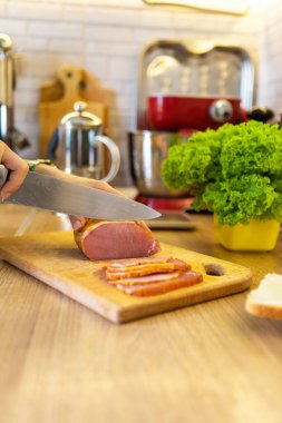 Kesme tahtasında jambon dilimleme yapmak