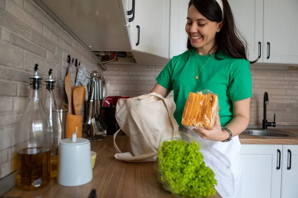 Mulher Desmonta Compras Casa Cozinha Dona Casa Conceito — Fotografia de Stock