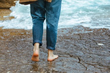 kayalık plaj yalınayak ıslak kot yaz tatili ile yürüyen kadın