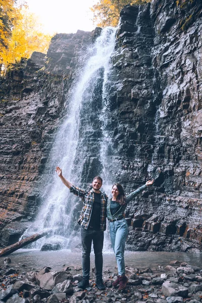 Paar Voorkant Van Waterval Herfst Seizoen Kopiëren Ruimte — Stockfoto