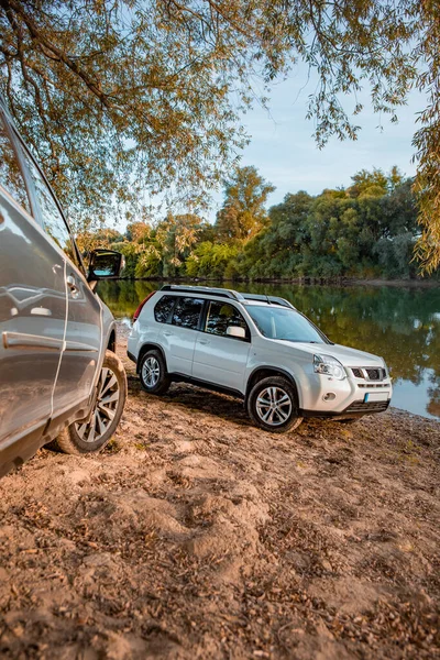 Dos Coches Aparcados Playa Del Río Otoño Espacio Copia — Foto de Stock