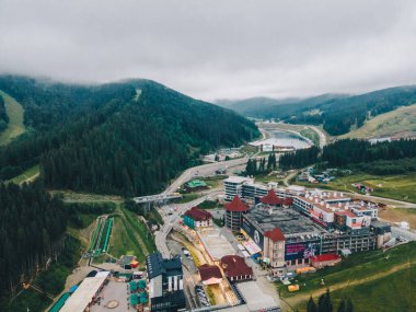 Ukrayna Karpatlar 'ındaki Bukovel' in panoramik görüntüsü. Boşluğu kopyala