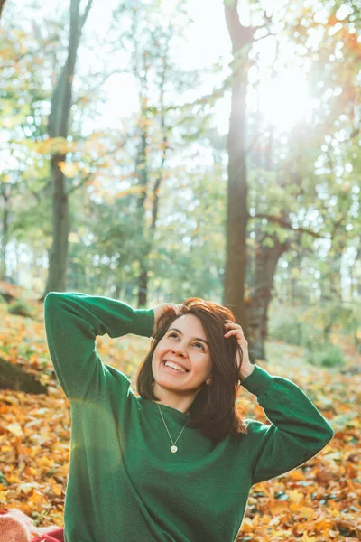 Portret Młodej Uśmiechniętej Kobiety Jesienno Żółtym Parku Liście Opadające — Zdjęcie stockowe