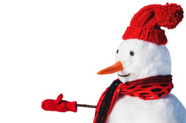 İzole edilmiş kırmızı şapkalı kardan adam kış mevsimi