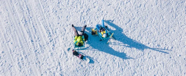 Síelő Snowboardos Hegyek Tetején Székek Élvezi Téli Vakáció — Stock Fotó