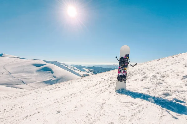 背景の雪の山の中でスノーボードスティックコピースペース — ストック写真