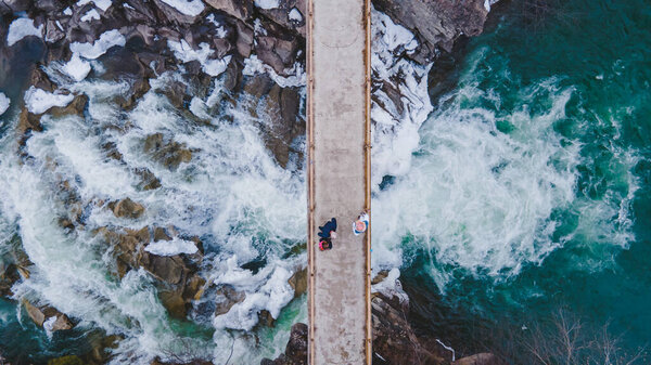 мост через водопад над головой вид сверху скопировать пространство зимний сезон