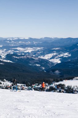 Yamacın tepesinde snowboard yapan bir adam var. Güzel kış dağları. Kış tatili kopyalama alanı. ekstrem spor