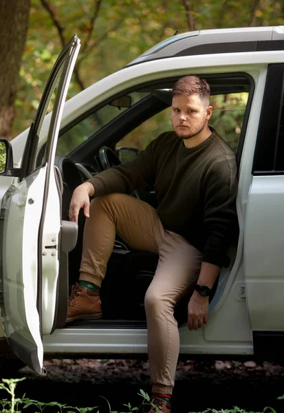 Homem Sai Carro Portas Abertas Viagem Carro — Fotografia de Stock