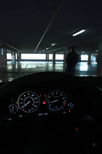 Homem Posando Estacionamento Subterrâneo Vista Espaço Cópia Carro — Fotografia de Stock