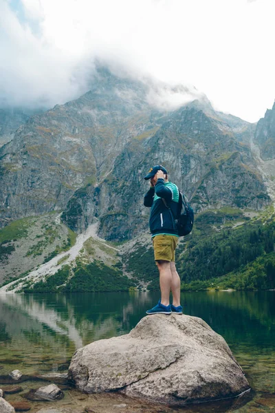 Muž Poslech Hudby Sluchátkách Při Turistice Kolem Jezera Horách Kopírovat — Stock fotografie