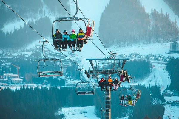 Bukovel Februar 2021 Skifahren Und Snowboarden Winter — Stockfoto