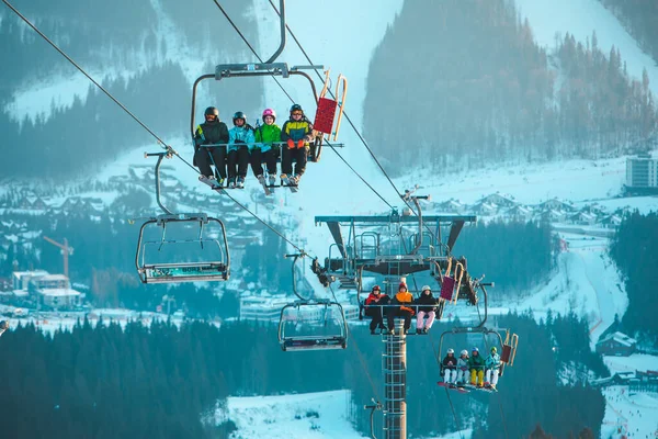 Bukovel Februari 2021 Winterskigebied Skiën Snowboarden — Stockfoto