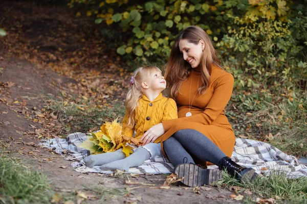 Mother Toddler Daughter Sitting Blanket Autumn Picnic — Stock Photo, Image