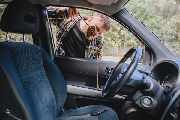 Mann Verschloss Auto Und Vergaß Schlüssel Darin Kopierraum — Stockfoto